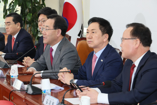 주호영(왼쪽 세번째) 국민의힘 원내대표가 20일 오전 국회에서 열린 당 최고위원회의에서 발언하고 있다.<연합뉴스>